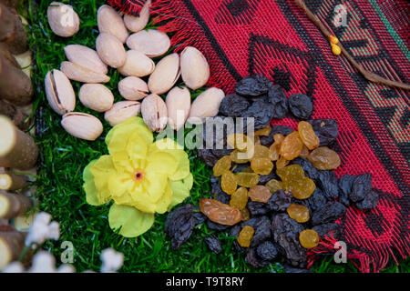 Douceur d'Azerbaïdjan pour la maison en baklava Novruz vacances . Bleu et jaune raisins pistaches . Banque D'Images