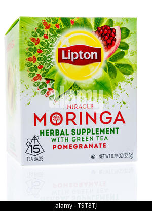 Winneconne, WI - 11 mai 2019 : un paquet de thé Lipton morniga miracle sur un fond isolé Banque D'Images