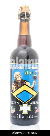 Winneconne, WI - 12 mai 2019 : une bouteille de bière de l'abbaye St Bernardus ABT avec du liège sur un fond isolé Banque D'Images