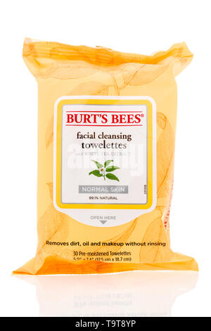 Winneconne, WI - 15 mai 2019 : un paquet de lingettes de nettoyage du visage Burts Bees sur un fond isolé Banque D'Images