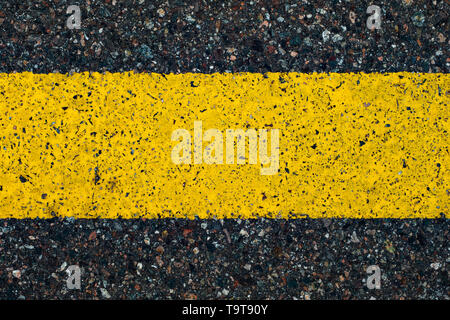 Ligne de marquage routier avec peinture jaune sur l'asphalte. Le marquage d'autoroute. Close-up Banque D'Images