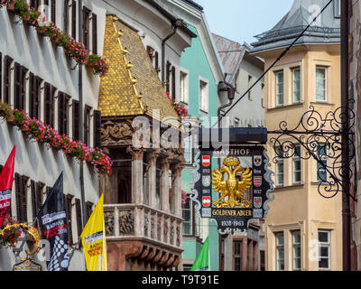 "Smith-fer signer ''Inn de golden eagles'' dans le centre historique d'Innsbruck, Tyrol, Autriche, République de l'Europe", Schmiedeeisernes Zeichen 'Gastho Banque D'Images