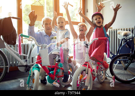 Happy Family acheter nouveau vélo pour peu de petits-enfants Banque D'Images