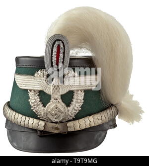 Un agent de Schutzpolizei, shako avec panache crâne avec défilé cuir police-vert en feutre du pic, laqué noir et haut de couleur ocre, bandeau en cuir doublé de soie côtelée. Aigle en aluminium travaillé en un seul morceau, champ d'argent, insigne armure plaqué argent, jugulaires de cheveux white buffalo panache. Taille environ 56. En cas d'un casque marqués 'Hptm. F Weiss'. Inclut une ceinture robe-d'argent tresse et doublure en matériau typique de la police (légèrement endommagé). En outre, le cuir cartouchière, emblème retiré, cordon d'argent, tissage, Additional-Rights Clearance-Info-st-Not-Available Banque D'Images