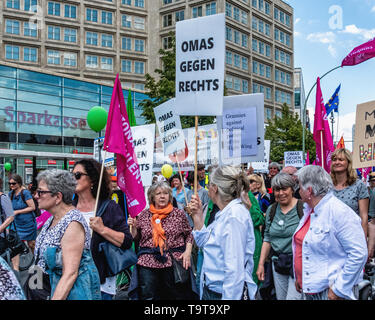 Allemagne, Berlin, Mitte, 19 mai 2019. "Une Europe pour tous" - Démonstration de personnes se sont réunies à l'Alexanderplatz dans le cadre d'un programme national de démonstration pour promouvoir la solidarité dans l'Europe dans une course jusqu'à l'approche des élections européennes. La démonstration a été organisée par les ONG, y compris Campact, Pro Asyl, Attac, Mehr Demokratie et Naturfreunde, le mouvement Seebrücke & Paritätischer Wohlfahrtsverband pour s'opposer au racisme, à la haine et le ressentiment envers les minorités qui est attisée par les activistes de droite et des politiques. Credit : Eden Breitz/Alamy Banque D'Images