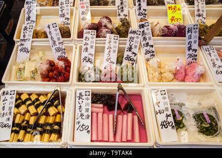 Scène de marché d'un marché alimentaire japonais dans la capitale Tokyo, Japon. Banque D'Images