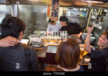 Les gens qui attendent en face de fast food restaurant japonais de la rue Banque D'Images