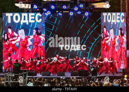 Korolev, Russie - 18 mai 2019 : Ballet Todes dansant sur la scène à l'openair concert gratuit en soirée. Banque D'Images