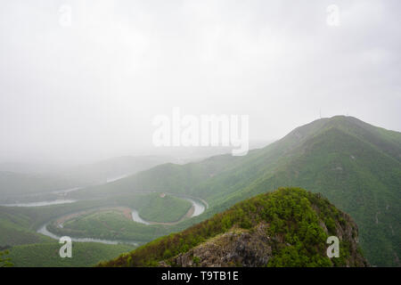 Vue du haut de la montagne Kablar en Serbie. Méandres de la rivière Morava occidentale et sur la droite la montagne Ovcar Banque D'Images