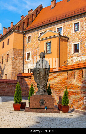 Cracovie, Pologne - Juillet 8,2014 : Monument du Pape Jean Paul II (Jean-Paul le Grand Papa Giovanni Paolo II Karol Joseph Wojtyla) situé dans le château royal de Wawel Ca Banque D'Images