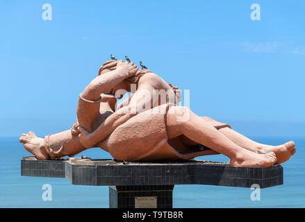 El Beso (le baiser) par le sculpteur Victor Delfín sur la clifftops avec vue sur l'océan Pacifique, Parque del Amor, Miraflores, Lima, Pérou, Amérique du Sud Banque D'Images