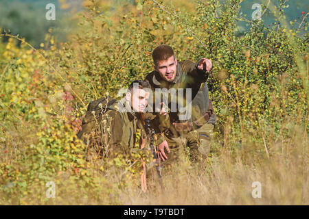 Les forces de l'armée. Camouflage. Les chasseurs de l'homme à coups de fusil. Boot Camp. L'amitié des hommes chasseurs. L'uniforme militaire. Les techniques de chasse et d'armes rad Banque D'Images