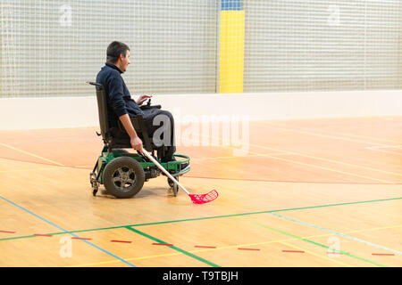 Homme handicapé sur un fauteuil roulant électrique jouant des sports, hockey powerchair. IWAS - fauteuil roulant International iwbf et Banque D'Images