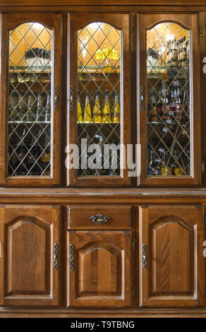 Vitrine en bois ancien avec des bouteilles de liquer Banque D'Images