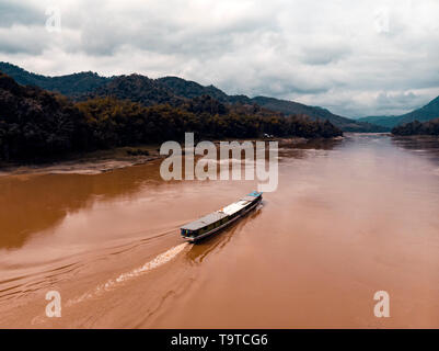 En bateau longue queue locale mékong , laos. Vue de dessus, vue aérienne Banque D'Images