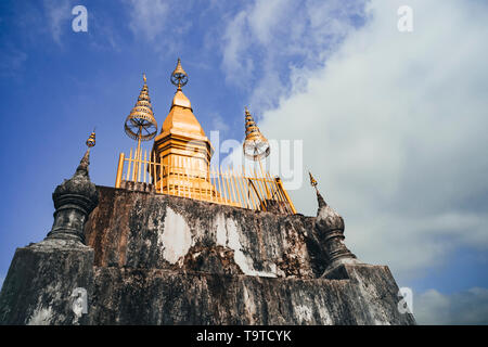 Le stupa doré au sommet du mont Phou Si dans Luang Prabang, Laos. Banque D'Images
