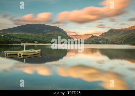 Bateaux sur Llyn Nantlle Uchaf, Parc National de Snowdonia, Pays de Galles, Royaume-Uni Banque D'Images