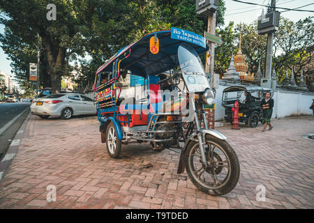 Vientiane, Laos. 17 janvier 2019 à Vientiane : tuk-tuks comme en Thaïlande, bien que traditionnellement au Laos il s'agit d'un légèrement plus grand que le véhicule Banque D'Images