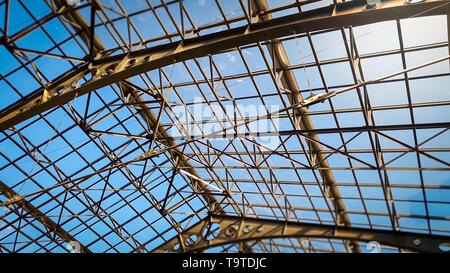 Image abstraite d'un toit transparent fait de métal et de verre à l'ancienne galerie photos Banque D'Images