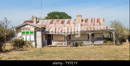 Une vieille ferme délabrée près de la ville d'Evandale en Tasmanie, Australie. Banque D'Images