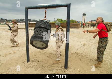 Les recrues de la Marine américaine avec la Compagnie Bravo, 1er bataillon de formation des recrues, d'attaquer les pneus en utilisant des techniques d'arts martiaux pendant le cours d'assaut à la baïonnette au Marine Corps Recruter Depot San Diego le 15 mai 2019 à San Diego, Californie. Banque D'Images