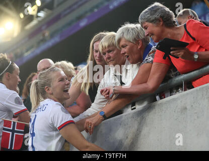 BUDAPEST, HONGRIE - 18 MAI : Ada Hegerberg de l'Olympique Lyonnais fêter avec sa famille au cours de l'UEFA Women's Champions League entre Olym Banque D'Images