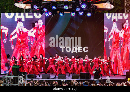 Korolev, Russie - 18 mai 2019 : Ballet Todes dansant sur la scène à l'openair concert gratuit en soirée. Banque D'Images