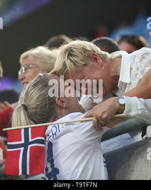 BUDAPEST, HONGRIE - 18 MAI : Ada Hegerberg de l'Olympique Lyonnais fêter avec sa famille au cours de l'UEFA Women's Champions League entre Olym Banque D'Images