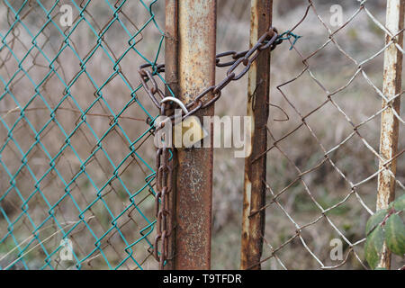 Nouveau-ish cadenas old rusty clôture barrière Banque D'Images