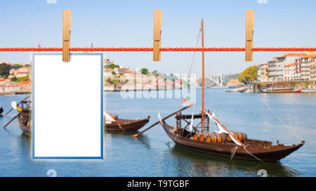 Photos vierges accroché sur corde avec avec un arrière-plan de Porto (Portugal) - Notion de droit Banque D'Images