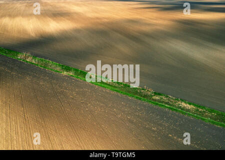 Vue aérienne de canal d'irrigation canal par domaine agricole pendant la saison d'été, du point de vue de drones Banque D'Images