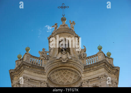 Détail de l'architecture baroque de Catane dans basilique Collegiata, haut de décorations de façade Banque D'Images