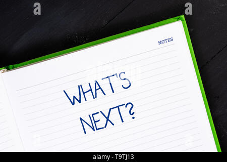 Signe texte montrant à quoi s Question suivante. Photo d'objets américains demandant à la démonstration de ses prochaines actions ou comportements vue en gros corner blan Banque D'Images