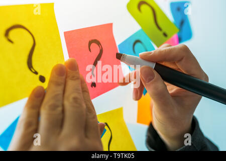 Portrait d'interrogation sur des Post-it sur le tableau blanc du bureau, selective focus Banque D'Images