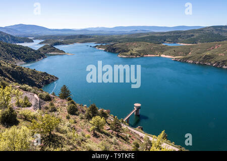 Vue panoramique sur le lac depuis le réservoir de l'Atazar dans la communauté de Madrid. Espagne Banque D'Images