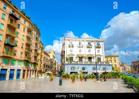 Cityscape with street et de bâtiments résidentiels sur la Piazza Marina à Palerme. Sicile, Italie Banque D'Images