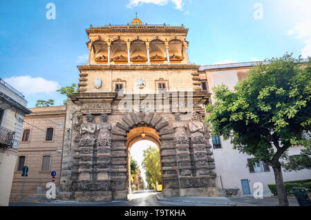 Vue urbaine avec porte médiévale Porta Nuova (Nouvelle Porte) à Palerme. Sicile, Italie Banque D'Images