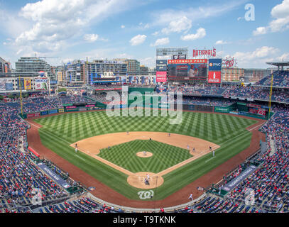 Le soleil brille sur l'herbe tondue beautifuuly pendant les Nationals de Washington c. New York Mets baseball, le 16 mai 2019. Banque D'Images