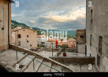 Vue urbaine avec maisons dans la vieille ville de Grasse. Provence, France Banque D'Images