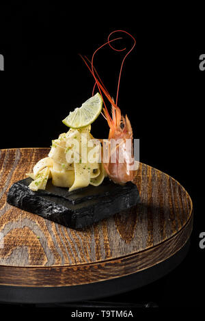 Mer ​​Carbonara avec citron et crevettes roses sur fond de bois Banque D'Images