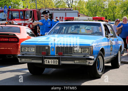 Salo, Finlande. Le 18 mai 2019. 1950 Ville de NY Police Department police car avec un homme en uniforme de style classique NYPD. Croisière, 2019 Salon Maisema Banque D'Images