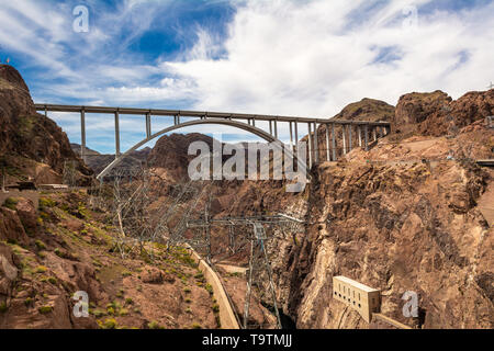 Mike O'Callaghan - Pat Tillman Memorial Bridge reliant l'Arizona et du Nevada sur Colorado River, à côté du barrage de Hoover. USA Banque D'Images