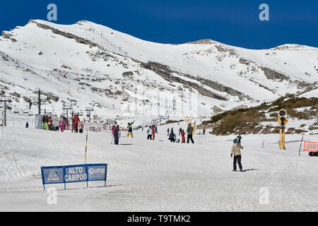 Les gens en ski Alto Campoo ski resort, Province Cantabria, ESPAGNE Banque D'Images