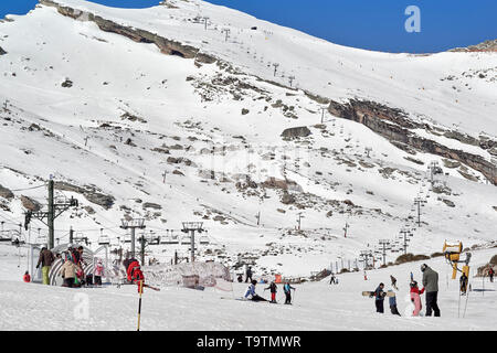 Les gens en ski Alto Campoo ski resort, Province Cantabria, ESPAGNE Banque D'Images