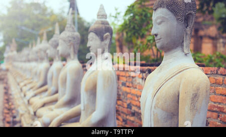 Série d'anciennes statues de Bouddha , line up in row Banque D'Images