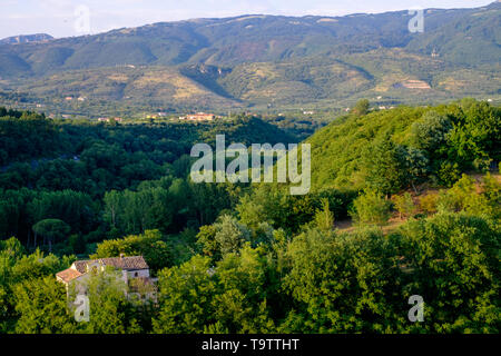 C'est la vue que vous obtenez lors de la marche à une allée panoramique dans le village historique de Sant'Agata de' Goti. Des maisons isolées peuplent la vallée. Banque D'Images