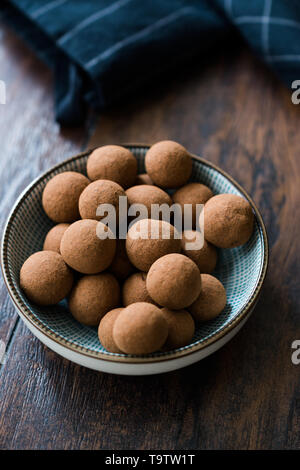 Truffe au chocolat Tiramisu pralinés / Sweet Mini balles pour les collations. Dessert organiques traditionnelles. Banque D'Images