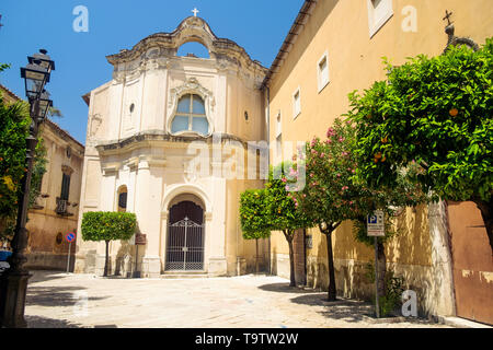 L'église de Santa Maria di Constantinopoli à Sant'Agata de' Goti est à côté d'une place rectangulaire d'orangers. Banque D'Images