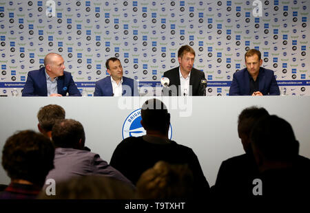 Brighton et Hove Albion Président-directeur général et vice-président Paul Barber (de gauche à droite), le Président Tony Bloom, nouveau manager Graham Potter et directeur technique Dan Ashworth lors d'une conférence de presse à l'American Express Football Élite Performance Centre, Brighton. Banque D'Images