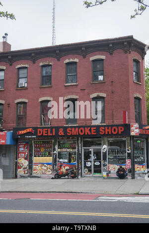 Deli et Smoke Shop dans le vieux bâtiment de Brooklyn dans le Fort quartier verdoyant de Brooklyn, New York. Banque D'Images